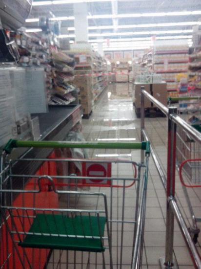 Ливень затопил гипермаркет в Гомеле
