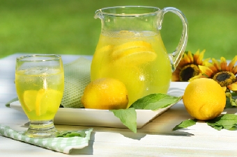 Медики рекомендуют выпивать в жару до трех литров нехолодной жидкости в сутки