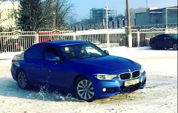 Видеофакт: Молодой водитель BMW дрифтует на парковке у минской ГАИ