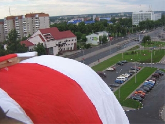 Поезда Варшава-Минск провожают с бело-красно-белыми флагами (Фото)