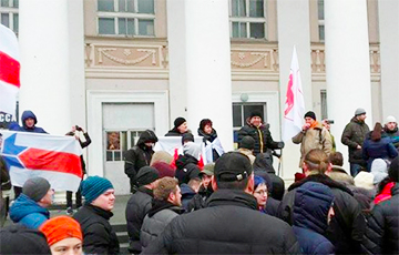 «Лукашенко - дармоед № 1»: Протестующие собрались в центре Гродно