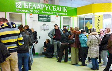 Жители Беларуси опять массово забирают валюту из банков