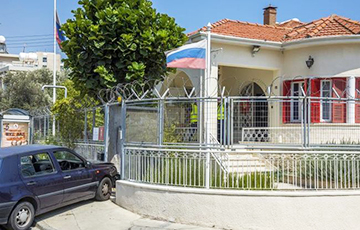 На Кипре автомобиль протаранил консульство РФ