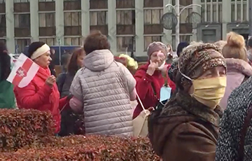 На площади Независимости в Минске собираются пенсионеры