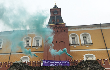 На кремлевской стене вывесили баннер «200 лет мужчины у власти. Долой!»