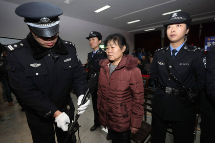 Китайскую акушерку приговорили к казни за продажу новорожденных