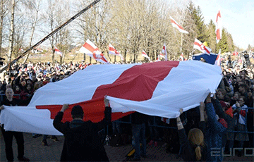 На концерте в Гродно развернули огромный бело-красно-белый флаг