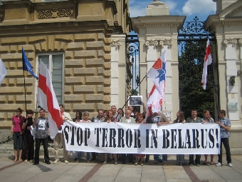 Белорусы пикетировали посольство Австрии в Варшаве (Фото)
