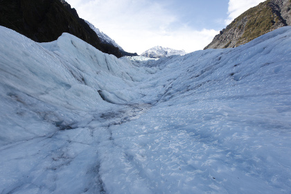 В Новой Зеландии в районе ледника Фокса упал туристический вертолет