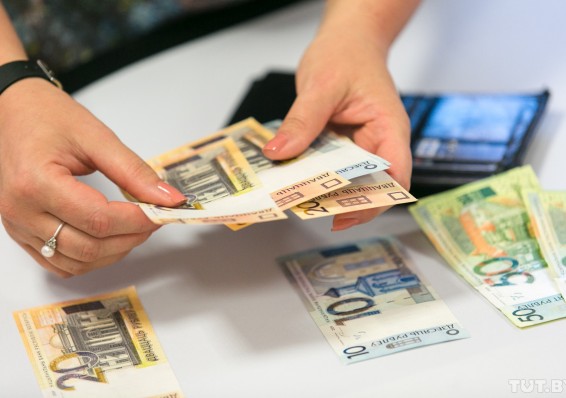 Средняя номинальная зарплата за май составила в Беларуси 1071,6 рубля