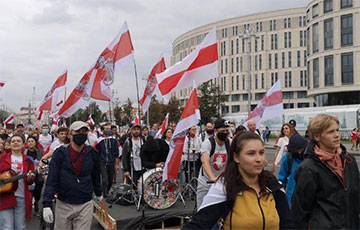 «Бей в барабан»: ударная установка на Марше единства в Минске