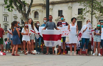 На акции солидарности в Валенсии тапком прихлопнули огромного таракана