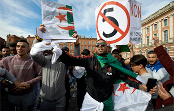 В Алжире продолжаются протесты против пятого срока президента