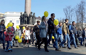Сотни брестчан с желтыми шарами прошли маршем по центру города
