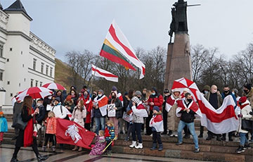 Белорусы Литвы вышли на традиционный воскресный марш в Вильнюсе