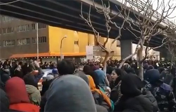 Иранцы вышли на протест из-за сбитого украинского самолета