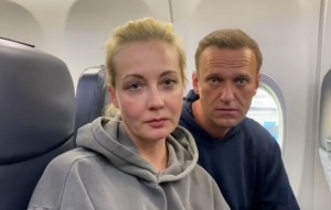 Навальный вернулся в Россию. Его сразу задержали и сегодня будут судить