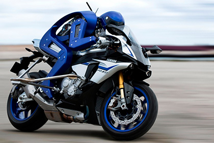 Yamaha показала возможности робота-мотогонщика