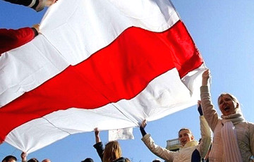 В Барановичах вывесили гигантский национальный флаг