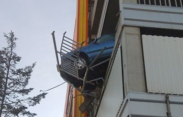 Фотофакт: В Минске авто пробил ограждение многоуровневого паркинга и повис на нем