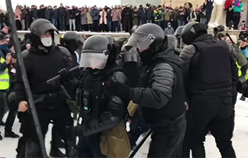 В Петербурге протестующие заставили ОМОН отступить
