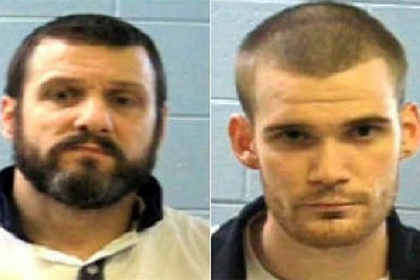 В США два преступника застрелили охранников и сбежали из тюремного автобуса