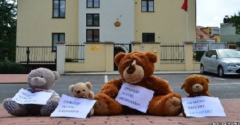 Медвежата пикетировали посольство Беларуси в Чехии (Фото)