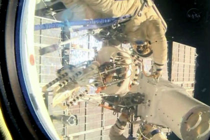 Космонавты побили рекорд пребывания в космосе в российских скафандрах