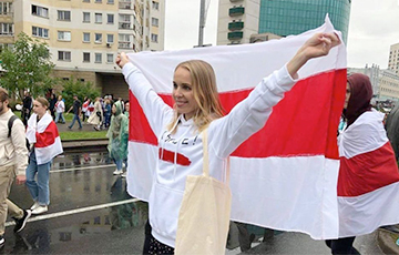 Бело-красно-белая одежда как символ протеста в Беларуси