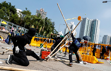 В Гонконге студенты обстреляли полицейских из гигантской рогатки