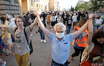 Украинский политолог: В Беларуси предреволюционная ситуация, вертикаль власти может рухнуть внезапно