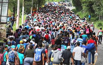 В Мексике сотни мигрантов штурмовали границу с США