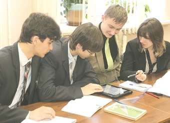 Учителя и школьники поддержали эксперимент с использованием планшетов и нетбуков - Маскевич