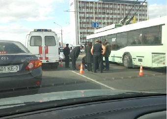 Легковой автомобиль сбил двух пешеходов возле Борисова