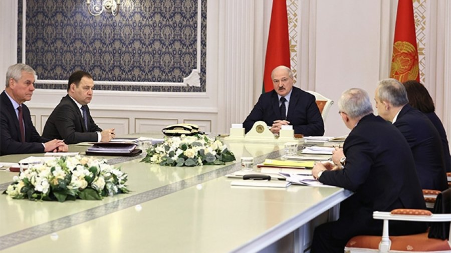 Лукашенко заявил, что в социсследовании накануне ВНС приняли 10 тысяч человек