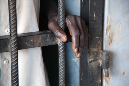 Суданский суд отправил в тюрьму жертву группового изнасилования