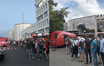 Фотофакт: Огромная очередь за бесплатными хот-догами выстроилась в Минске