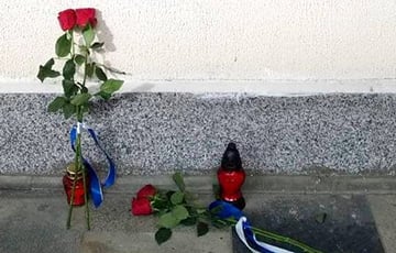 Беларусы несут цветы к посольству Израиля