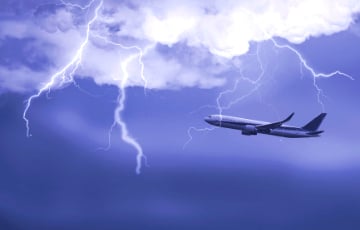 В российский самолет по пути в Сочи попала молния