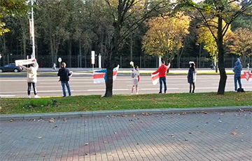 Минчане с национальными флагами вышли к парку Челюскинцев