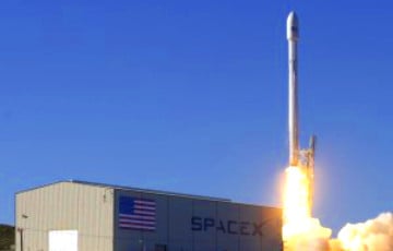 Ракета-носитель Falcon 9 компании SpaceX вывела на орбиту спутник связи