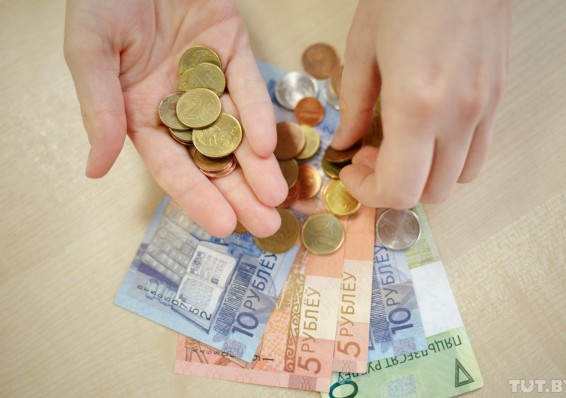 Средняя зарплата белорусов в октябре почти дотянула до тысячи рублей