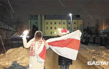 Жители Заславля с национальным флагом вышли к отделению милиции