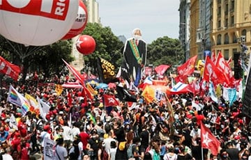 В 160 городах Бразилии прошли массовые акции против президента Болсонару