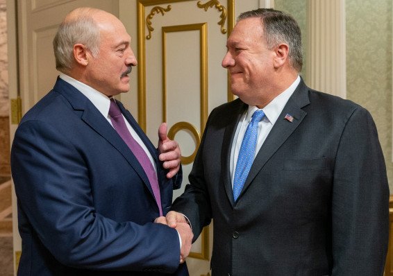 Помпео провел телефонный разговор с Лукашенко