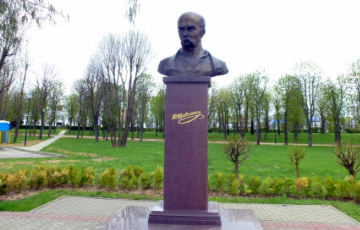 Поврежденный вандалами памятник Шевченко в Могилеве восстановлен
