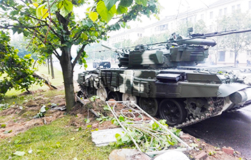 Эффектный момент сноса танком столба в Минске попал на видео
