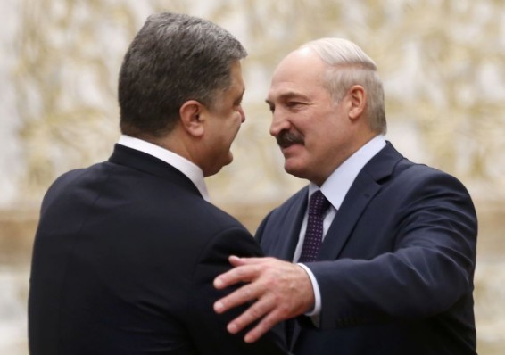 Лукашенко подарил Порошенко «слуцкий пояс»