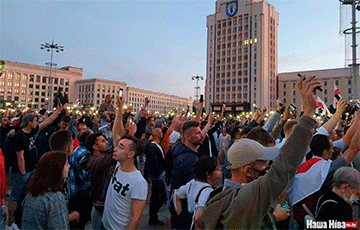 Протестующие на площади Независимости зажгли фонарики и скандируют «До завтра!»