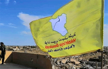 Фотофакт: Над Багузом подняли флаг Сирийских демократических сил